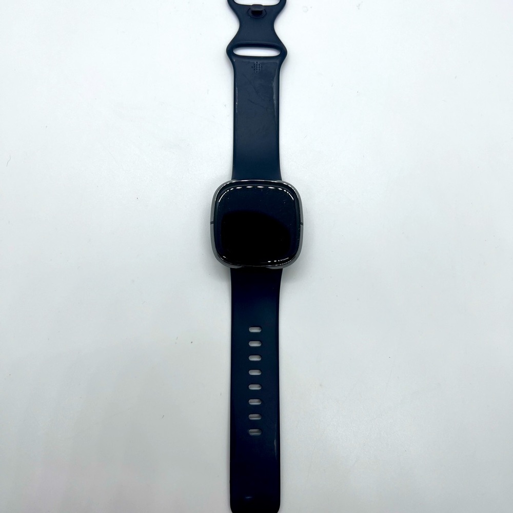 Used Fitbit, light scratches. 100 percent refurbished and operable.